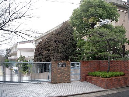 名古屋市立新郊中学校 922m
