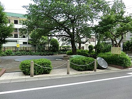 西が丘児童遊園 558m