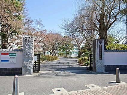 足立区立加賀中学校 302m