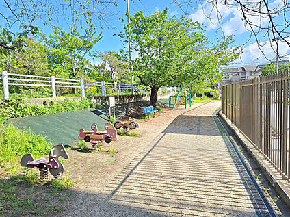 西五百住町さくら児童遊園 1447m