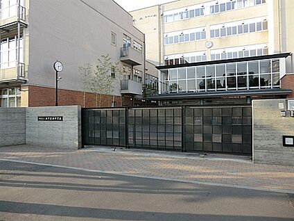 新宿区立西早稲田中学校 394m