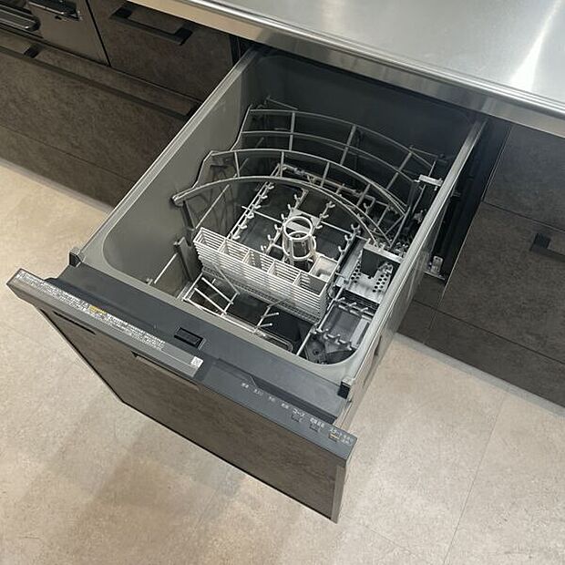【食洗機】キッチンがすっきりと見えるビルトイン食器洗い乾燥機は、使う水量が手洗いに比べて少量のため、節水ができ、ランニングコストがお得になります。