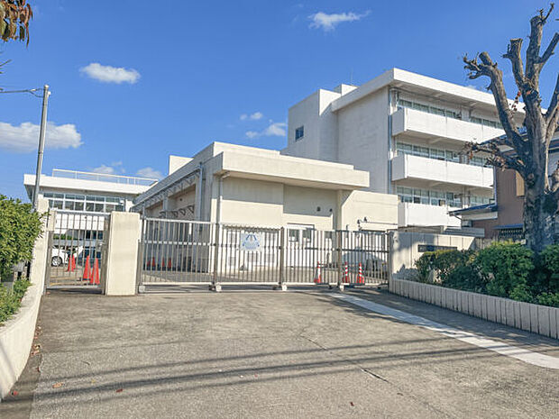 横浜市立新吉田第二小学校(約1,017m)