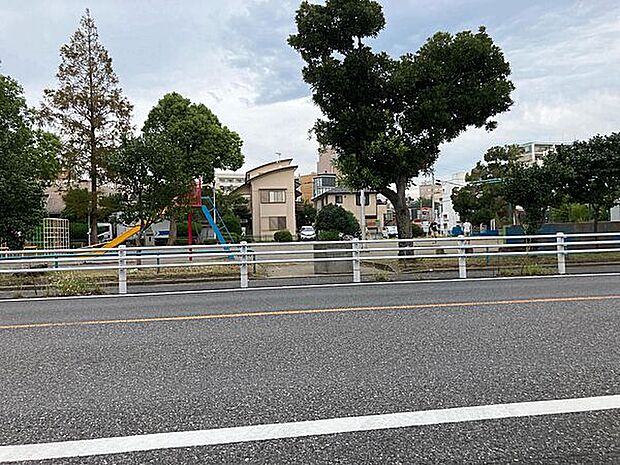 緑町公園(約695m)