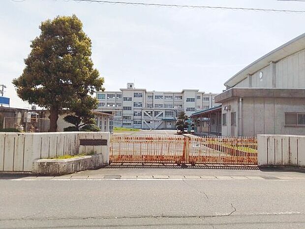 春日井市立味美中学校(約568m)