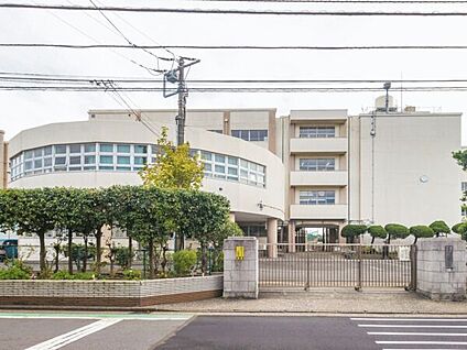 横浜市立六浦中学校 459m