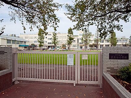 中野区立武蔵台小学校 629m