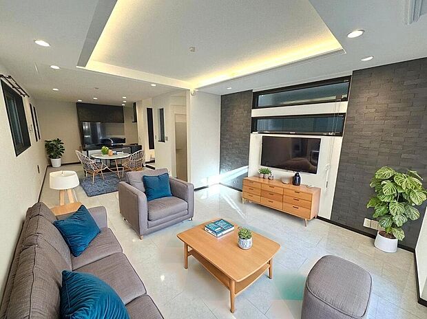 【アーバンポート施工例】くつろぎを開放感が彩る各棟19帖以上のリビングには常に家族の笑顔が溢れます。いつでも内覧可能ですので現地で開放感をご体感ください。