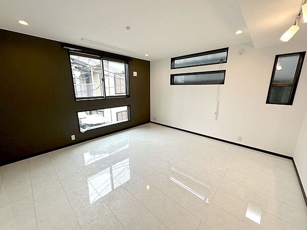 【【アーバンポート施工例】リビング】12帖のLDK。陽光をしっかり取り入れた、明るい2階リビング空間は家族団欒の場に最適です