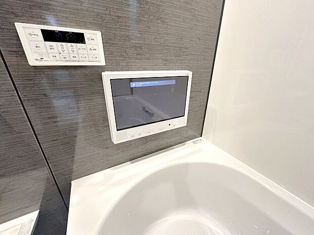 【浴室テレビ】浴室にはGoogle TVを搭載した浴室TV”mirarel”を標準装備。地デジはもちろん、Wi-FiやLANケーブル接続でネット動画等の様々なストリーミングサービスの視聴も可能。毎日のお風呂タイムがもっとたのしくリラックスできる空間に。