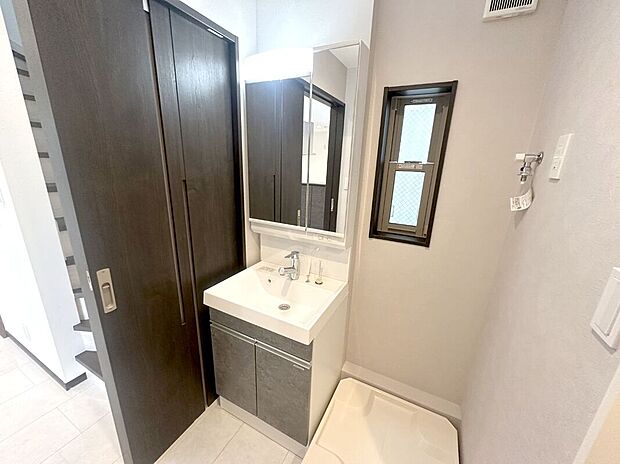 【洗面化粧台】大きな三面鏡と併せてリネン類等、たっぷりしまえる収納力を備えています。【A号棟 2025年7月撮影】