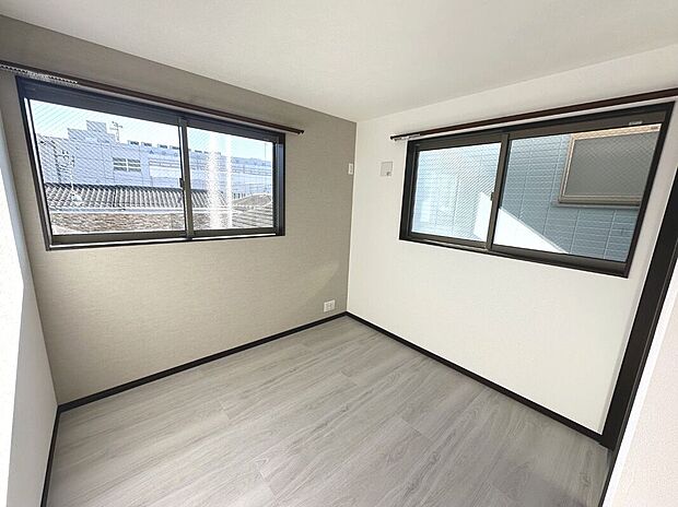 【【アーバンポートシリーズ施工例】居室】ゆとりある居住空間。各居室のプライベート空間が保てる全室振り分けタイプのお部屋です。アクセントクロスが室内を彩ります。