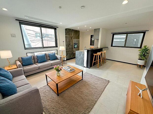 【リビング【アーバンポート施工例】】各棟14帖以上の広々ＬＤＫ。陽光をしっかり取り入れた、明るいリビング空間は家族団欒の場に最適です。