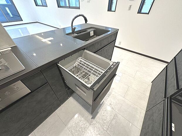 【 食洗機付きシステムキッチン】手洗いよりも衛生的で汚れもスッキリ落ちる「食器洗浄乾燥機」付き。深夜に稼働できる静かさなので、夜セットして翌朝にはピカピカに