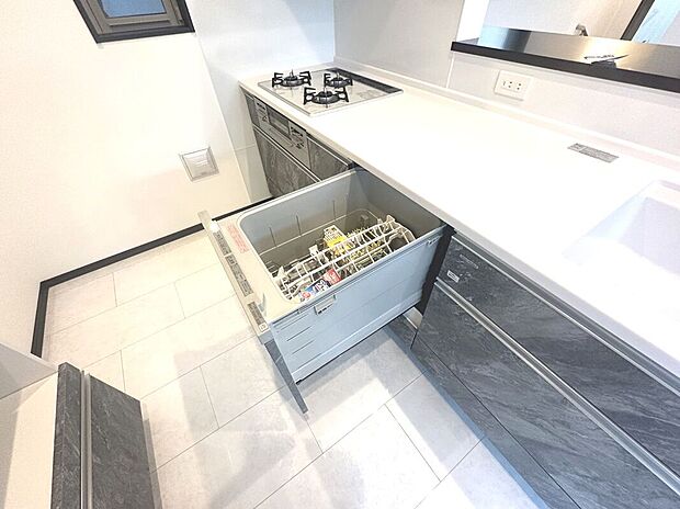 【食洗機付きシステムキッチン】手洗いよりも衛生的で汚れもスッキリ落ちる「食器洗浄乾燥機」付き。深夜に稼働できる静かさなので、夜セットして翌朝にはピカピカに