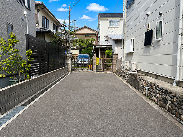 現地前面道路の様子。周辺は戸建住宅が建ち並ぶ落ち着いた住宅街です。現地には現在古家があり、解体後に新築平屋を建築予定です。