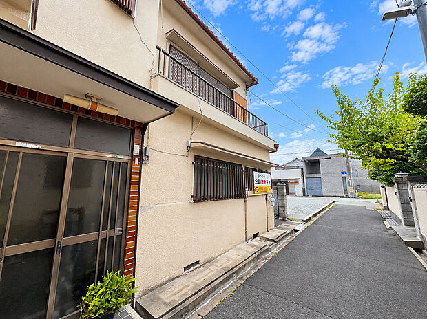 現地・接道状況
現地と前面道路の位置関係が分かる一枚。現在は古家がありますが、建物解体後、この土地に自由設計で新しい住まいをご提案します。