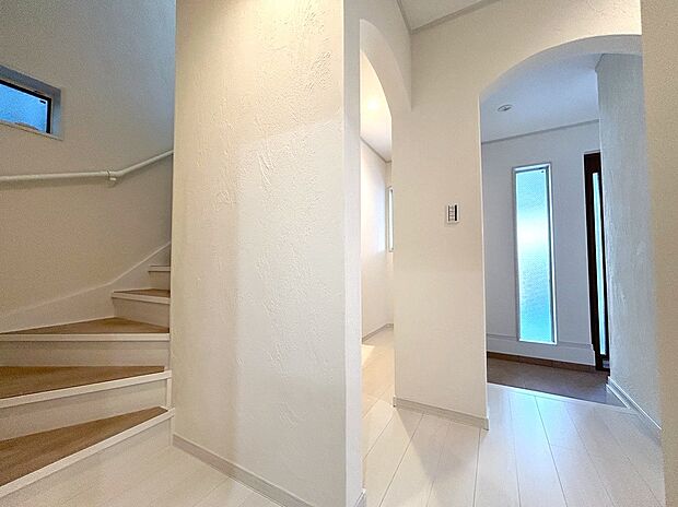 【■玄関】◆玄関スペースから、階段まで標準仕様の漆喰壁がふんだんに使用されています。ゆるやか階段で毎日の上り下りが楽にできる!
※現地(2025年7月)撮影