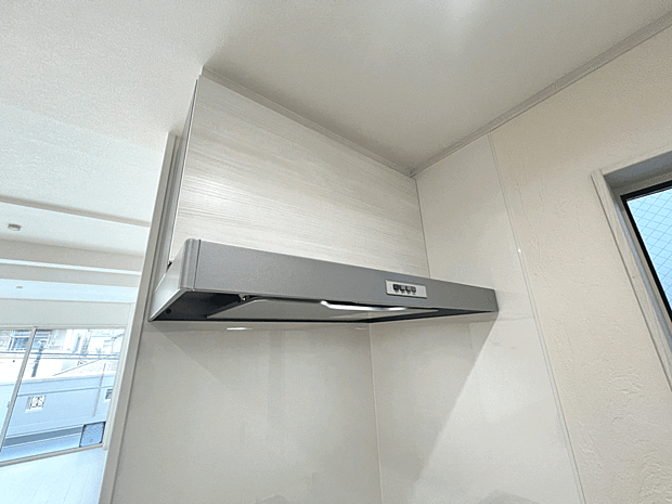 【シロッコファン】「キッチンの“空気”を整えるって、キッチンの“心地よさ”を守ることなんや。」
― 換気だけじゃない、空間を気持ちよくするシロッコファンの設計力―