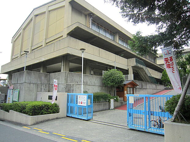 吹田市立片山小学校（約650m）