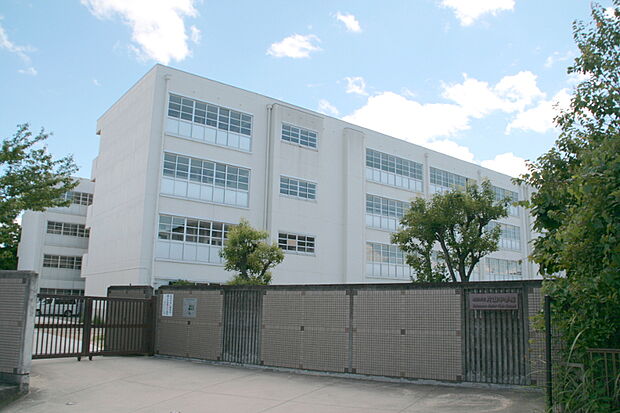吹田市立片山中学校（約650m）
