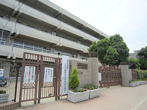 吹田市立第六中学校(約180m)
