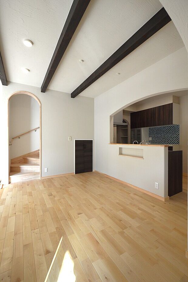 【天井高・梁見せ・ハイサッシ】リビングの天井高は2.7m。ナチュラルな色合いのあたたかみのある室内で開放感があります。天井の高い家は人の気持ちを落ち着かせる傾向があるとされています。家族で過ごす時間もゆったりとくつろげる開放的な空間になるよう天井高へのこだわりを追求しました。※梁見せはE街区のみ。