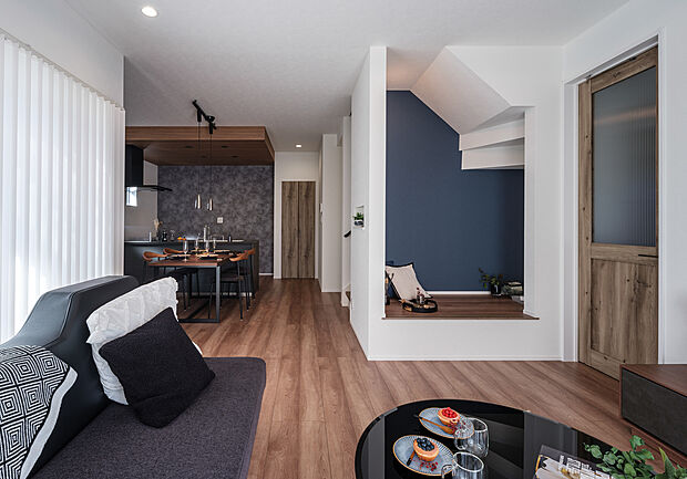 【【16号棟　リビング】モデルハウス】【ヌック】ほどよいプライベート感が趣味やくつろぎ空間に。家族団らんのベンチとして腰かけることもできます。