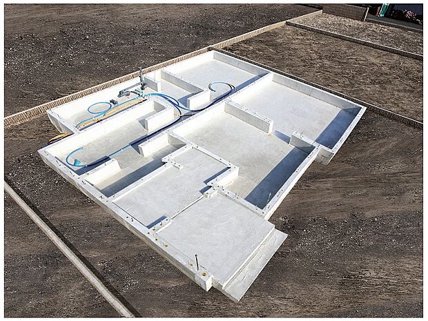【ベタ基礎工法】グランディハウスの基礎は、ベタ基礎工法を標準仕様としています。一般的な布基礎と比べて一体性が高く、建物の荷重を面で受けるため、安定性・耐震性に優れています。
