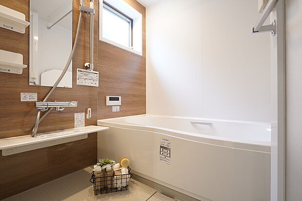 【浴室】汚れにくくお手入れ簡単な浴室フロアで清潔感のあふれるバスルーム。リクシルの「サーモバスS」を採用しており、浴槽とフタのダブル保温構造がお湯はりから4時間後の温度差を2.5度以下に実現します。