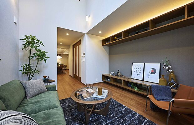 【【No.2】リビング】吹き抜けのあるリビングは、読書や映画を楽しむ“くつろぎの場”。廊下の先にあるダイニングキッチンは、食事や家事がしやすい“団らんの場”。
役割をゆるやかに分けた設計で、生活のシーンが自然と整います。