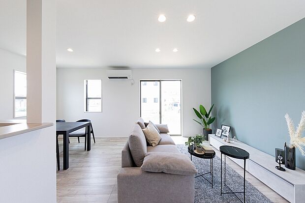 グリーンのアクセントクロスは大きな窓と相まってさわやかな雰囲気です。