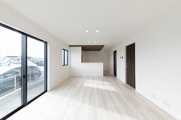 大きな窓は解放感たっぷり。陽光も差し込み明るい雰囲気です。