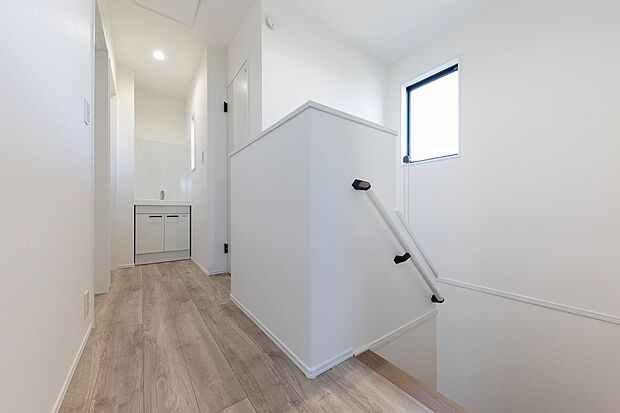 【2階洗面】2階ホールにも洗面台を設け、2階での生活動線を便利に。