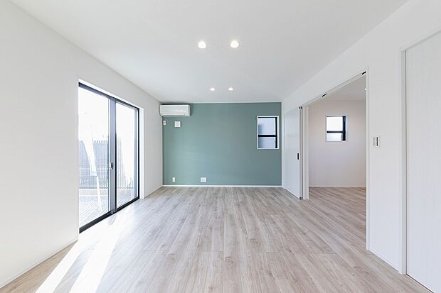 【LDK】空間に明るさと高揚感をもたらす華やかなクロスが、住まいに彩り豊かな個性をプラスします。