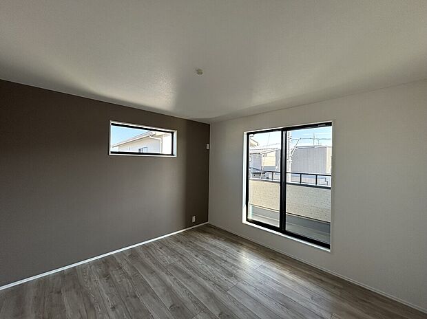 【主寝室】深いブラウンのアクセントクロスが、心身をリラックスさせる上質な空間を演出し、安らぎの眠りへと誘います。