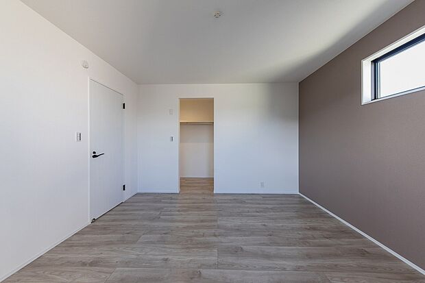 【主寝室】深いブラウンのアクセントクロスが、心身をリラックスさせる上質な空間を演出し、安らぎの眠りへと誘います。