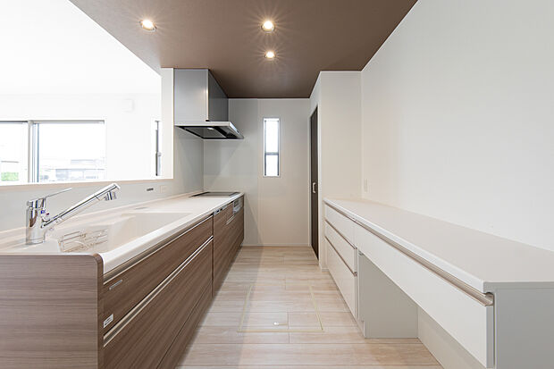 【キッチン】ビルトイン食洗機やIHクッキングヒーターなどの高性能設備を標準搭載。毎日の調理と片付けの時間を短縮し、家事の負担を大きく軽減します。