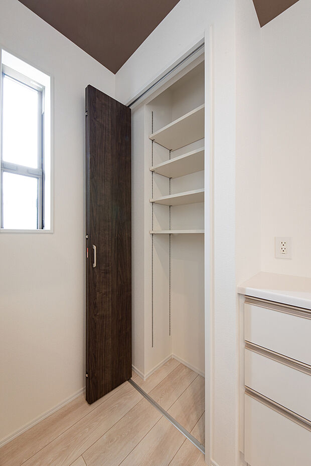 【キッチン】材やストック品をたっぷり収納できるパントリーを設置。いつも整理整頓された機能的なキッチンで、調理効率もアップします。