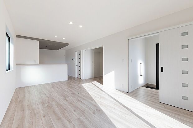 【No.1 LDK】広々としたLDKと隣接する洋室を合わせて、約21帖以上の開放感を確保。フレキシブルに使える大空間が魅力です。