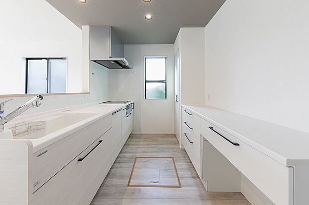 【No.1 キッチン】ビルトイン食洗機やIHクッキングヒーターなどの高性能設備を標準搭載。毎日の調理と片付けの時間を短縮し、家事の負担を大きく軽減します。