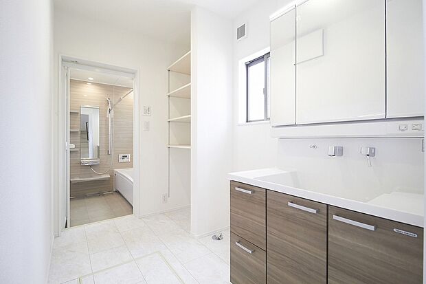 【洗面室】
洗面室横にあったら嬉しい収納を設置。洗剤のストック入れ、掃除用具収納などに役立ちます。