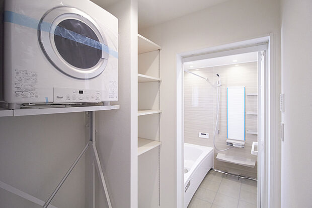 【洗面浴室】洗濯物を乾燥できるガス衣類乾燥機・乾太くんを搭載。雨の日や花粉の時期でも、浴室が衣類乾燥室として活躍し、毎日のお洗濯を強力にサポートします。