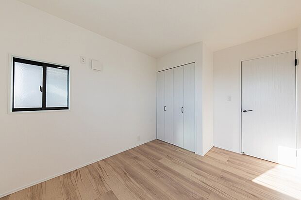 【洋室】全居室二面採光・収納付き。