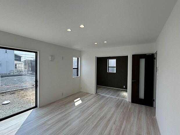 【リビング】リビング横には便利な居室を設けました。