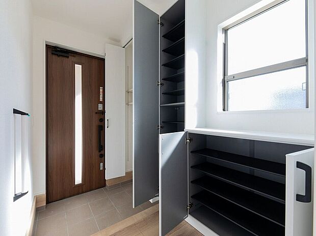 【玄関収納（同仕様例）】玄関には収納を豊富に設けました。散らかりがちなスペースもすっきりと保てます。一段の高さも用途に合わせて選べる使いやすい設計。