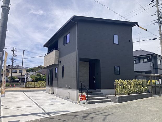 【No.9　外観】独立したLDK空間でゆったりと過ごせる住まい。