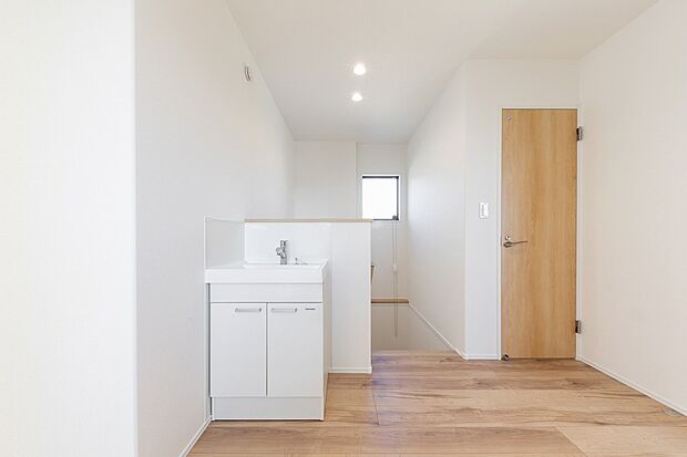 【No.36 2階洗面】2階にも洗面スペースを設けました。朝支度も混み合うことなくスムーズにできます。