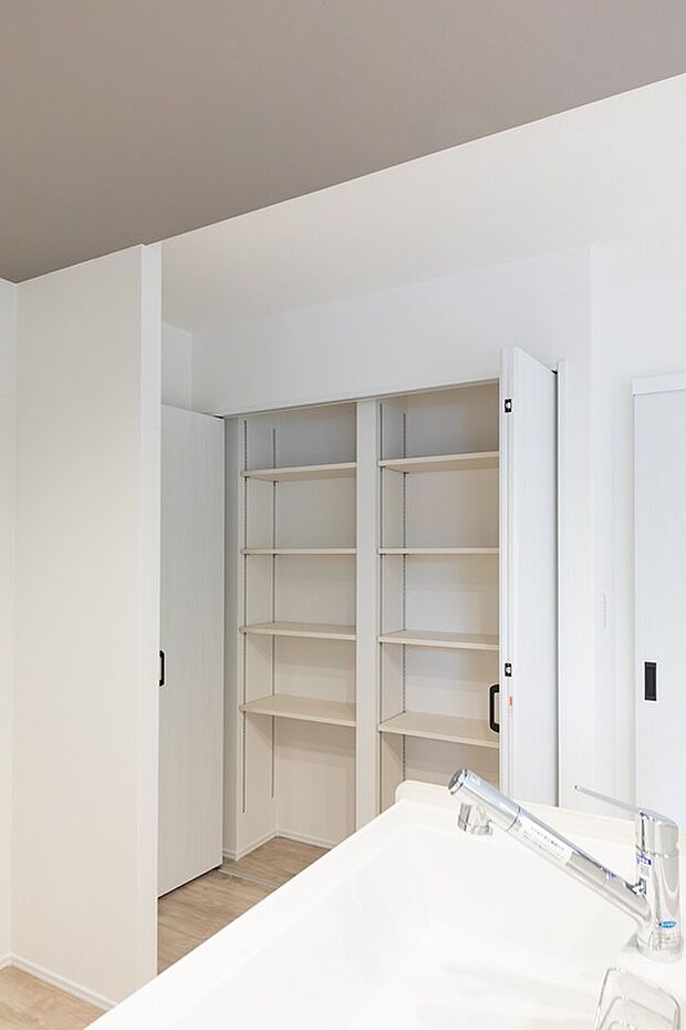 【No.33 パントリー】パントリー付きで食品をたっぷり保管できます。