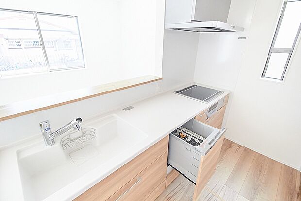 【キッチン】「タカラ」のシステムキッチン。アクリル人造大理石シンクは耐久性、静音性に優れています。汚れやすい部分をホーローでガードしているので、簡単なお手入れでキレイを長持ちさせられます。
（※画像はイメージです）